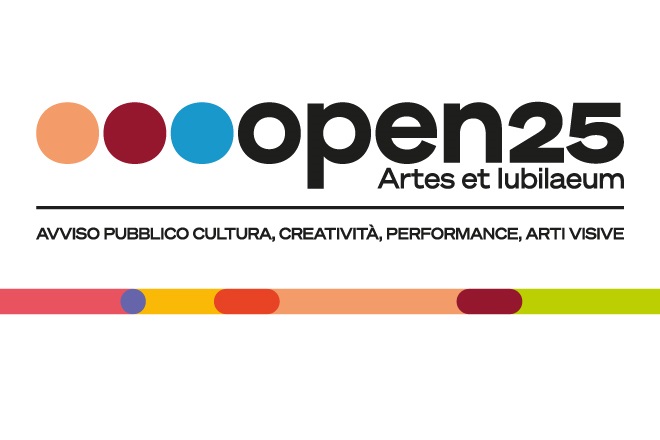 Logo per "Open 25" con cerchi in arancione, rosso e blu. Il testo recita "Artes et Iubilaeum" con una barra colorata sottostante. Sottotesto: "Avviso Pubblico Cultura, Creatività, Performance, Arti Visive." Un cenno alla vibrante arte rom e alla sentinella web per le notizie culturali.