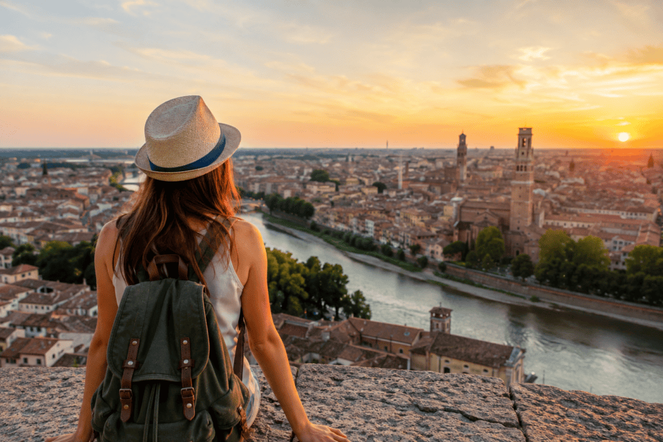 Viaggiatrice al tramonto sulla valle unerquicklich